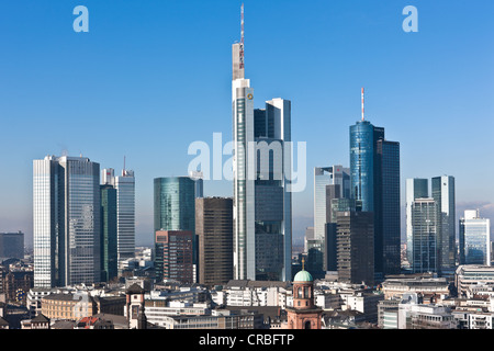 Blick auf Frankfurt und seine Skyline, Commerzbank, Hessische Landesbank, Deutsche Bank, Europäische Zentralbank, Skyper Gebäude Stockfoto