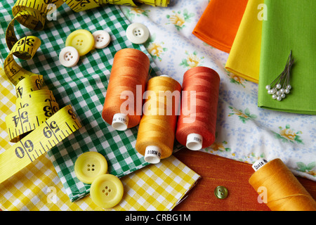 Faden, Knöpfe, Maßband auf Schreibtisch Stockfoto