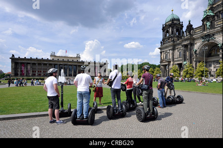 Stadtrundfahrt für Touristen reiten Segways, vor dem Berliner Dom, Supreme Pfarr- und Stiftskirche in Berlin Stockfoto