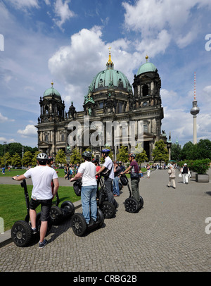 Stadtrundfahrt für Touristen reiten Segways, vor dem Berliner Dom, Supreme Pfarr- und Stiftskirche in Berlin Stockfoto