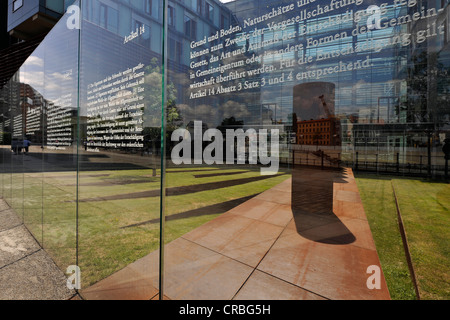 Artikel des Grundgesetzes für die Bundesrepublik Deutschland auf die Glasfassade vor dem Jakob-Kaiser-Haus Stockfoto