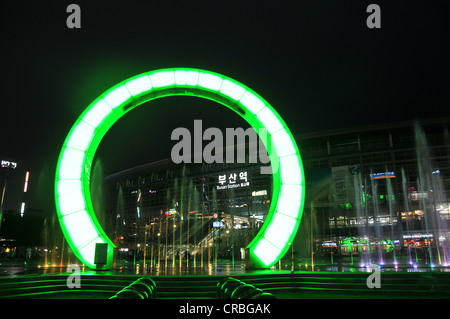 Skulpturen Sie und Brunnen Sie Nacht Busan in Südkorea Stockfoto