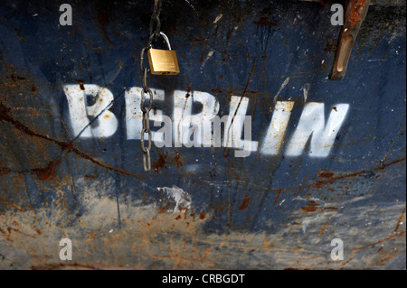 Vorhängeschloss auf einen Müllcontainer beschrifteten Berlin, Berlin, Deutschland, Europa Stockfoto