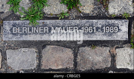 Boden Sie, Kennzeichnung, Plaque im Verlauf der Berliner Mauer, Berlin, Deutschland, Europa Stockfoto