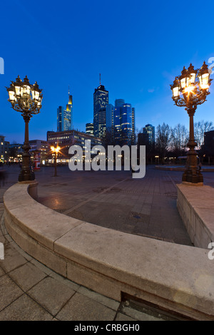 Blick von der alten Oper Frankfurt in Richtung Commerzbank Tower, Hessische Landesbank Helaba und der City Group-Gebäude Stockfoto