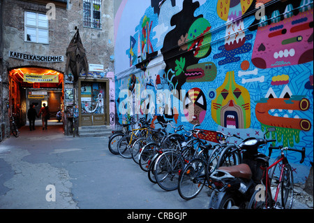 Fahrräder im Hof, Haus Schwarzenberg culture Club, Hackescher Markt, Café Central, Graffiti, Bezirk Mitte, Berlin Stockfoto