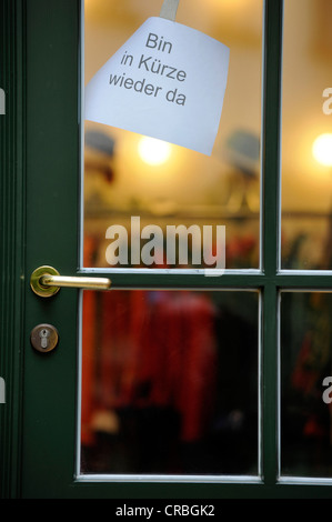 Shop mit einem Schild "Bin in Kueze Wieder da" oder "bald wieder" Hackeschen Hoefe Höfe, Bezirk Mitte, Berlin, Deutschland, Europa Stockfoto