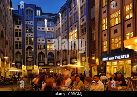 Nachtansicht, Nachtleben in Berlin, Hackesche Hoefe Innenhof mit Kino, Variete Chamäleon und Restaurants, Bezirk Mitte Stockfoto