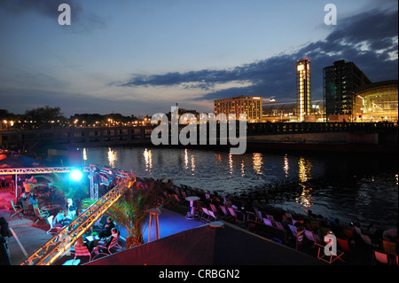 Nachtansicht, Nachtleben in Berlin, Traumstrand Berlin mit Strandbar und Event Strand, Spreebogenpark, Hauptbahnhof Stockfoto