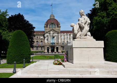 Kriegerdenkmal vor Palais du Rhin, Rhein-Palast auf dem Place De La République, Straßburg, Elsass, Frankreich, Europa Stockfoto