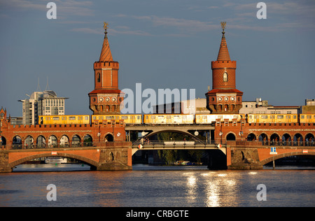 U-Bahnstation U1-Zug auf Oberbaumbruecke Brücke über die Spree in den Abend Licht, Friedrichshain-Kreuzberg, Berlin Stockfoto