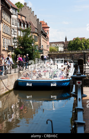 Touristenboot Reisen auf der Ill, vor dem Restaurant Maison de Tanneurs, Petite France, Frankreich Stockfoto