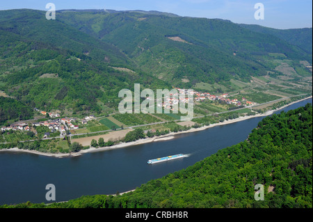 Ausflugsschiff auf der Donau, Weinberge, Donautal, UNESCO World Heritage Site Wachau, Niederösterreich, Österreich Stockfoto