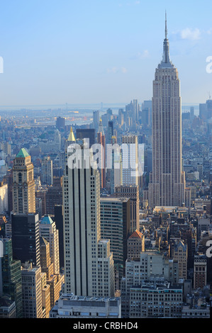 Blick vom Rockefeller Center entfernt Richtung Brooklyn mit Manhattan und das Empire State Building, New York, USA Stockfoto