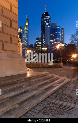 Blick von der alten Oper Frankfurt in Richtung der Commerzbank Tower, Hessische Landesbank Helaba und der City Group-Gebäude Stockfoto