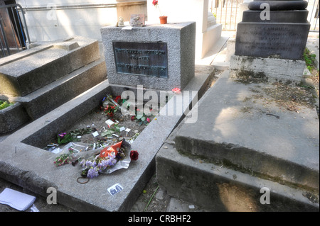 Zigaretten und Nachrichten auf dem Grab von Jim Morrison, Friedhof Pere Lachaise, Paris, Frankreich, Europa Stockfoto