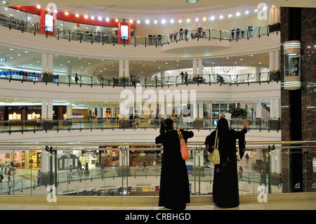 Zwei Frauen an der City Centre Mall, Doha, Katar Stockfoto