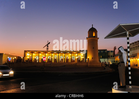 Polizist regelt den Verkehr vor der Moschee in den Souk Waqik, Doha, Katar Stockfoto