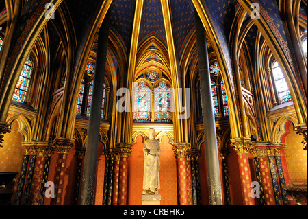 Chor, Altar mit einer Statue von Louis IX von Frankreich, eine ehemalige königliche Kapelle Chapelle Basse, untere Kapelle, Kapelle Sainte-Chapelle Stockfoto