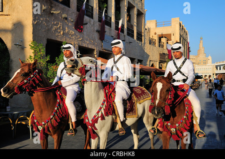 Polizei vor dem Turm des islamischen kulturellen Zentrum FANAR, Souk Waqif, Doha, Katar, Nahen Ostens montiert Stockfoto