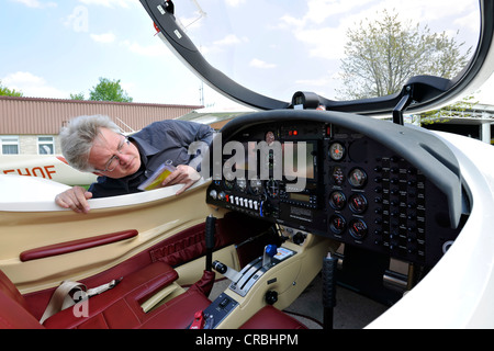 Inspektion der Glas-Cockpit von Leichtflugzeugen D-ESOA Aquila A210 AT01 mit VOR sehr hoher Frequenz omnidirektionale Pilot Stockfoto