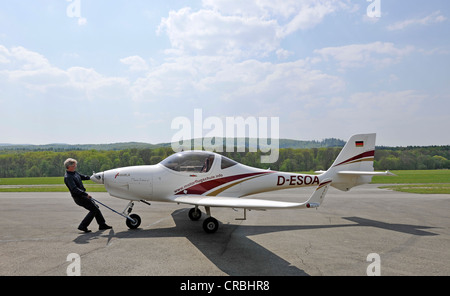 Pilot zieht das Licht Flugzeug D-ESOA Aquila A210 AT01 mit Pull Stab, Flughafen Hahnweide, Kirchheim Unter Teck Stockfoto