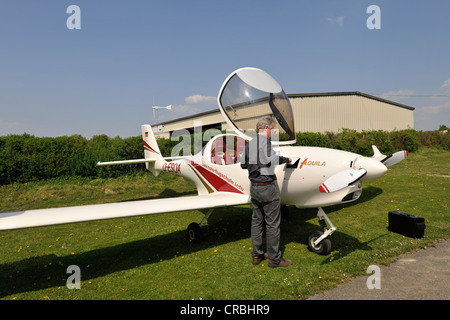 Inspektion des Motorhaube Deckels für die Messung von Motoröl, Leichtflugzeug D-ESOA Aquila A210 AT01 Flughafen Hahnweide Pilot Stockfoto