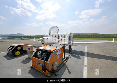 Tanken das Leichtflugzeug D-ESOA Aquila A210 AT01 durch seinen Piloten, Tankstelle am Flughafen Hahnweide, Kirchheim Unter Teck Stockfoto