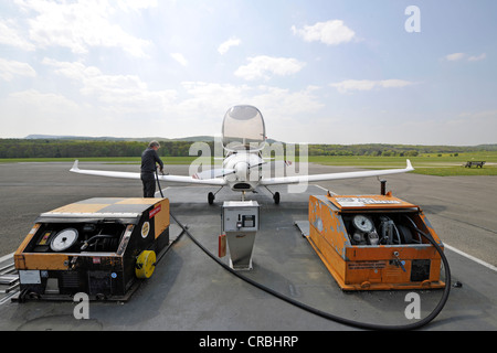 Tanken das Leichtflugzeug D-ESOA Aquila A210 AT01 durch seinen Piloten, Tankstelle am Flughafen Hahnweide, Kirchheim Unter Teck Stockfoto