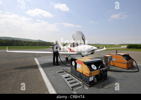 Tanken das Leichtflugzeug D-ESOA Aquila A210 AT01 durch seinen Piloten, Tankstelle am Flughafen Hahnweide, Kirchheim Unter Teck Stockfoto