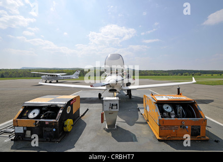 Tanken das Leichtflugzeug D-ESOA Aquila A210 AT01 durch seinen Piloten, Tankstelle am Flughafen Hahnweide, Kirchheim Unter Teck Stockfoto