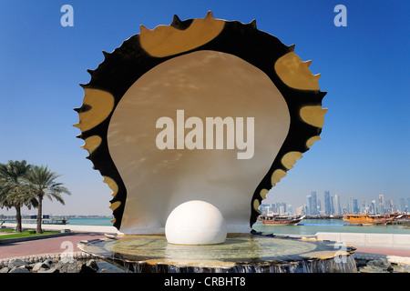 Pearl und Oyster Brunnen, Corniche, Doha, Qatar, Nahost Stockfoto