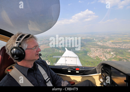 Pilot, Glas Cockpit Leichtflugzeugen, D-ESOA Aquila A210 AT01 Stockfoto