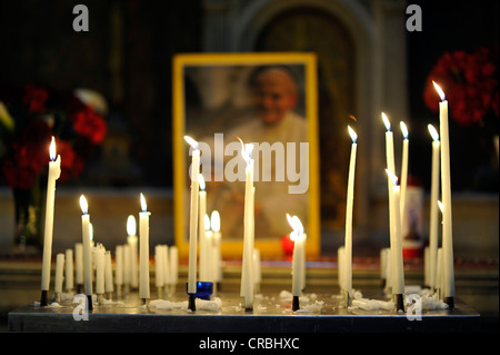 Votivkerzen vor ein Foto von Papst Johannes Paul II. mit Mutter Teresa, Kirche, Église De La Madeleine oder L'Église Stockfoto