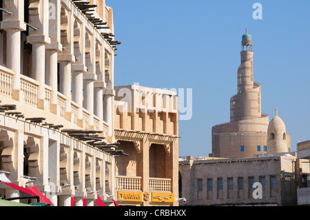 Architektur im Souq Waqif mit dem Turm von Katar Islamisches Kulturzentrum, FANAR, Doha, Katar, Naher Osten Stockfoto