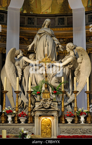 Statue von Mary Magdalene von Carlo Marochetti, Hochaltar der Kirche Église De La Madeleine oder L'Église Sainte-Marie-Madeleine Stockfoto