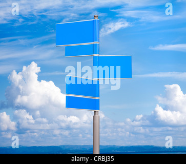 Blaue Farbe leer Zeichen gegen offenen blauen Himmel Stockfoto