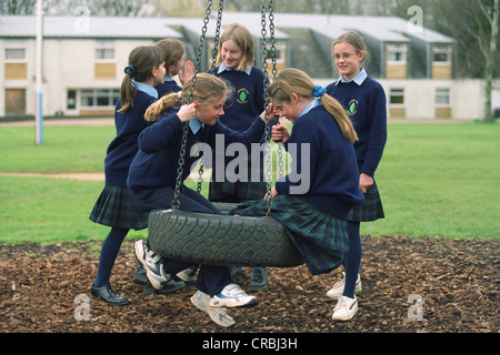 Schülerinnen und Schüler spielen im Erholungsgebiet während der Mittagszeit bei der Sibford School, Banbury, England, UK Stockfoto