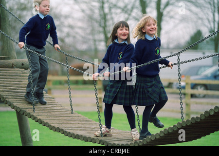 Schülerinnen und Schüler spielen im Erholungsgebiet während der Mittagszeit bei der Sibford School, Banbury, England, UK Stockfoto