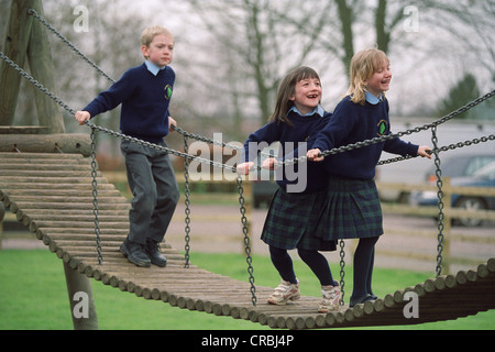 Schülerinnen und Schüler spielen im Erholungsgebiet während der Mittagszeit bei der Sibford School, Banbury, England, UK Stockfoto