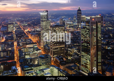 Skyline von Frankfurt am Main, Frankfurter Westend District, Trianon und Buero Center Frankfurt Wolkenkratzer vor dem Messeturm Stockfoto