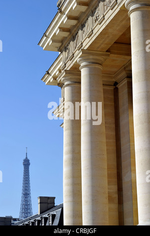 Blick vom Eingang auf den Eiffelturm oder Tour Eiffe, Dome des Invalides oder Eglise du Dôme Kirche, Napoleons Grab, Paris Stockfoto