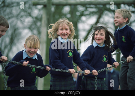 Schülerinnen und Schüler spielen im Erholungsgebiet während der Mittagszeit bei der Sibford School, Banbury, England, UK Stockfoto