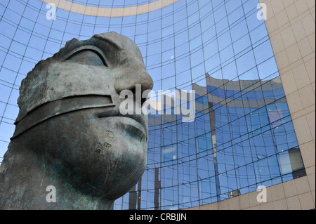 Skulptur vor der Tour-KPMG-Gebäude, La Défense, Paris, Frankreich, Europa Stockfoto