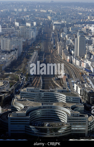 Stadtbild in Richtung Südwesten mit Gare Montparnasse Railway Station, Paris, Frankreich, Europa Stockfoto