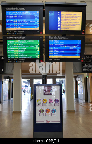 Anzeigefeld in Deutsch und Französisch, Bahnhofshalle, Gare de l ' est, Paris Ostbahnhof, Paris, Frankreich Stockfoto