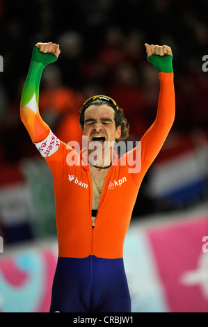 Bob de Jong, Niederlande, jubelt nach dem Gewinn der WM-Titel, Essent ISU Speedskating Weltmeisterschaften 2011 Stockfoto