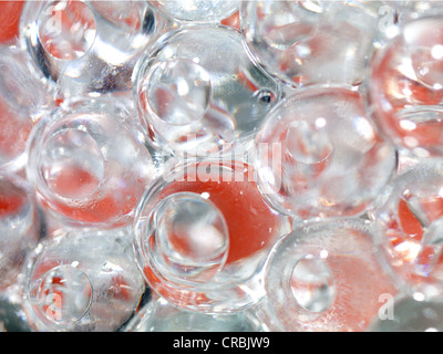 transluzente Eiskugeln mit rotem Hintergrund Stockfoto