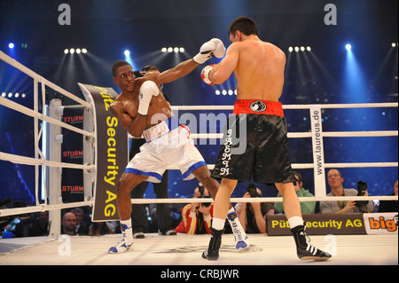 Herren Boxen, WBA-Mittelgewichts-Weltmeister Felix Sturm, Deutschland, schwarzen Hosen, gegen Ronald Hearns, USA, weiße Hose, Stockfoto