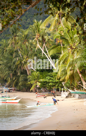 Typischen Auslegerboote auf dem sandigen Strand Port Barton, Palawan Island, Philippinen, Asien Stockfoto